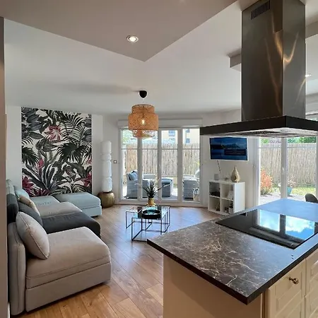 Apartment Disneyland 77 *